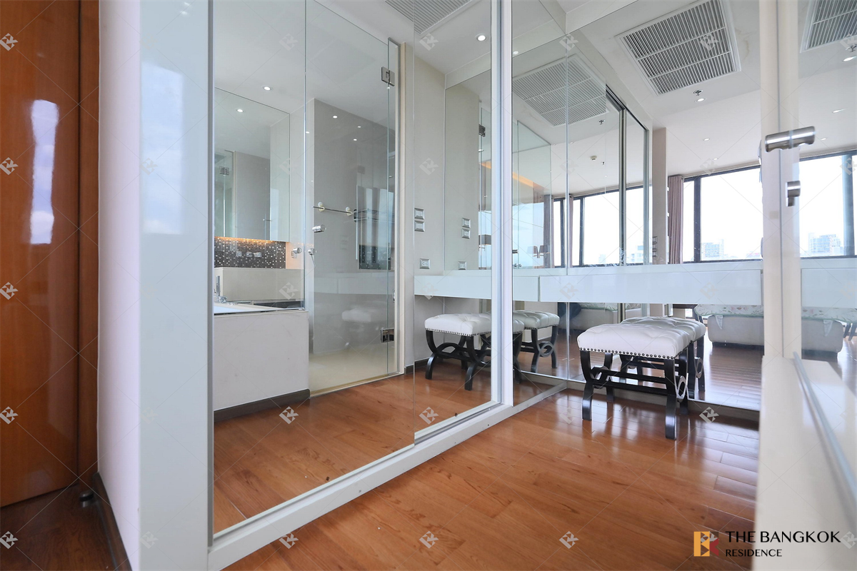 picture The Address Sukhumvit 28 near BTS Phrom Phong Move-in Ready, Just Bring Your Stuff - 1/10