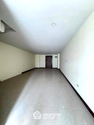 Condos for sale 700 Year Sports Arena Chiang Mai : Great Value 1-BR At Hillside Condo 4 In Chiang Mai (ID 3001036)