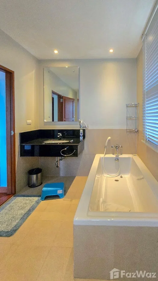 picture Spacious 5-Bedroom Villa on a Large Plot in Laguna 6763003 - 28/48