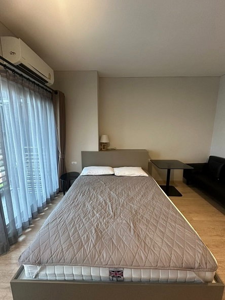รูป **Ideo Sathorn–Wongwian Yai**  1 ห้องนอน **28 ตร.ม.** ชั้น 17 ทิศเหนือ โปร่งสบาย แบบ **Single Corridor** มีเครื่องซักผ้า พร้อมอยู่ - รูปที่ 4/8