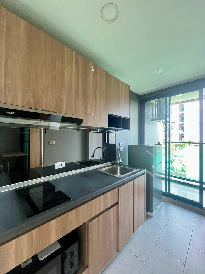 picture Spacious and stunning corner unit for rent at a great price! - 3/9