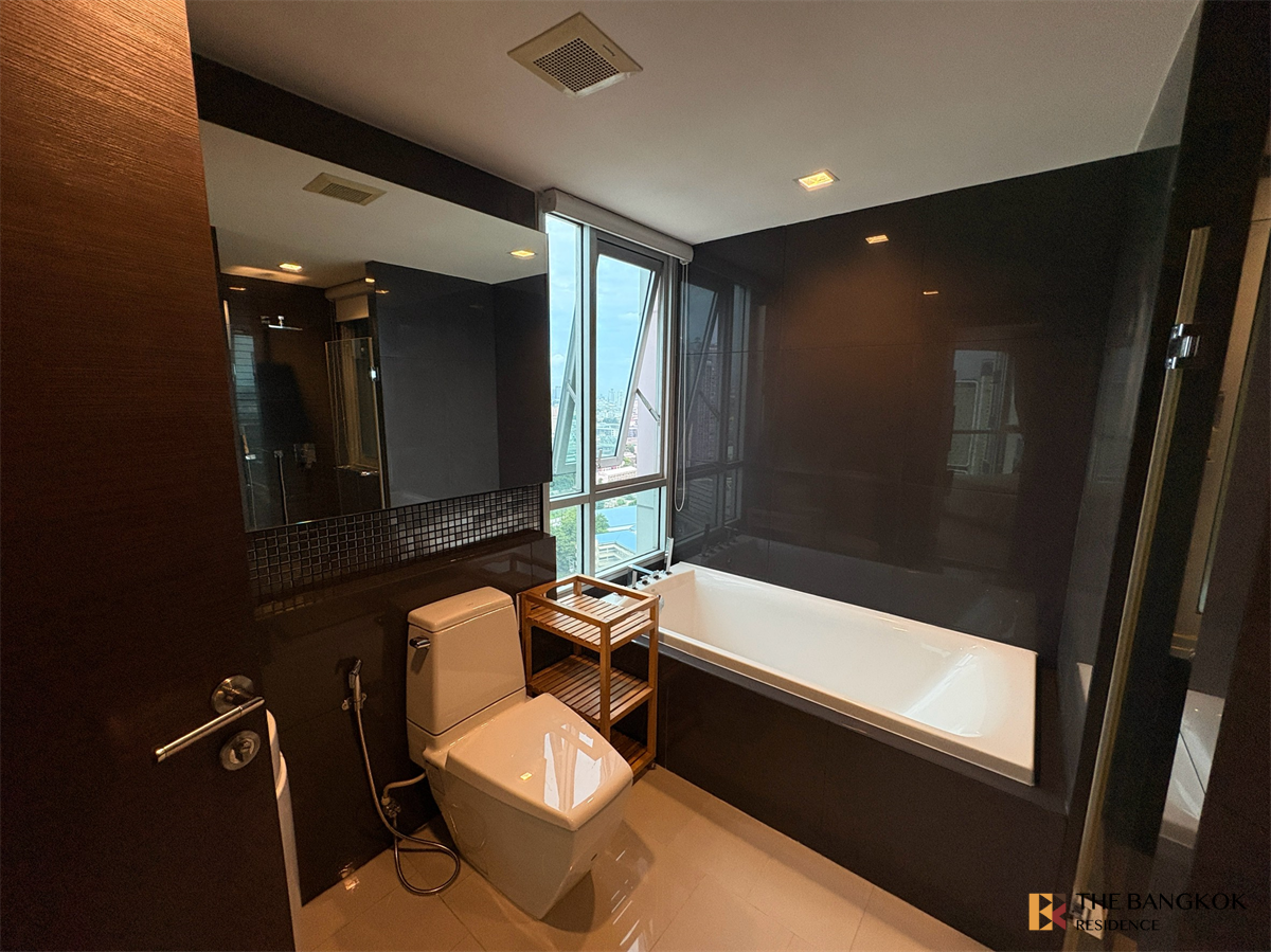 picture RHYTHM Sathorn near BTS Saphan Taksin Popular units sell out fast - 7/10