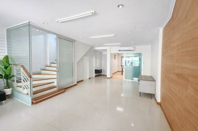 รูป 260910torakvlwn ให้เช่า ทาวน์เฮ้าส์ พาราไดซ์ พาร์ค 400 ม. ศรีนครินทร์ 42-48 ทาวน์โฮม 4 ชั้น 6น้ำ 5นอน จอดรถได้ 4คัน 28 ตร.วา. 450 ตร.ม. - รูปที่ 2/8