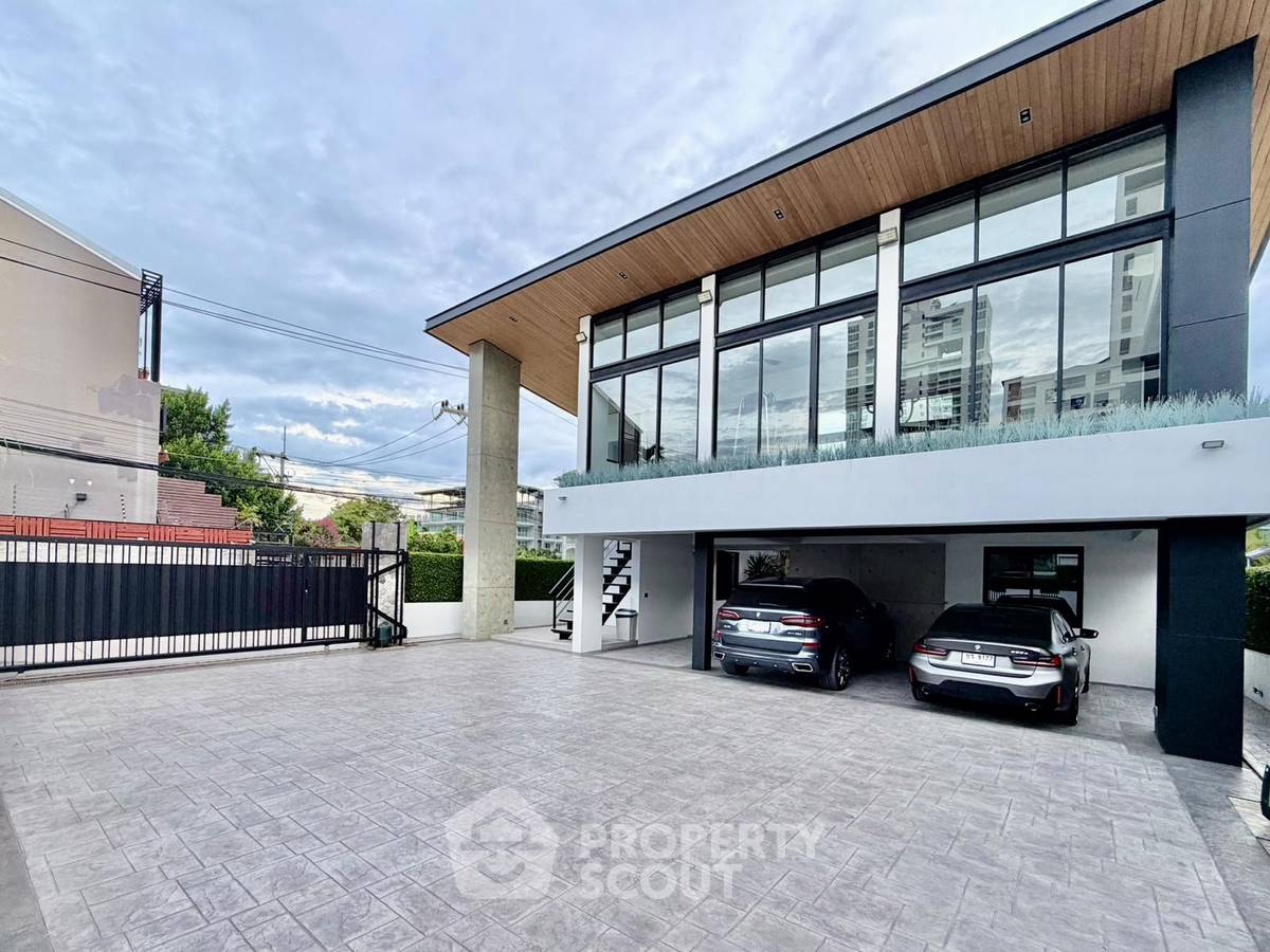 picture Spacious 4-BR 600 Sqm Villa In Phratamnak (ID 3295326) - 9/34