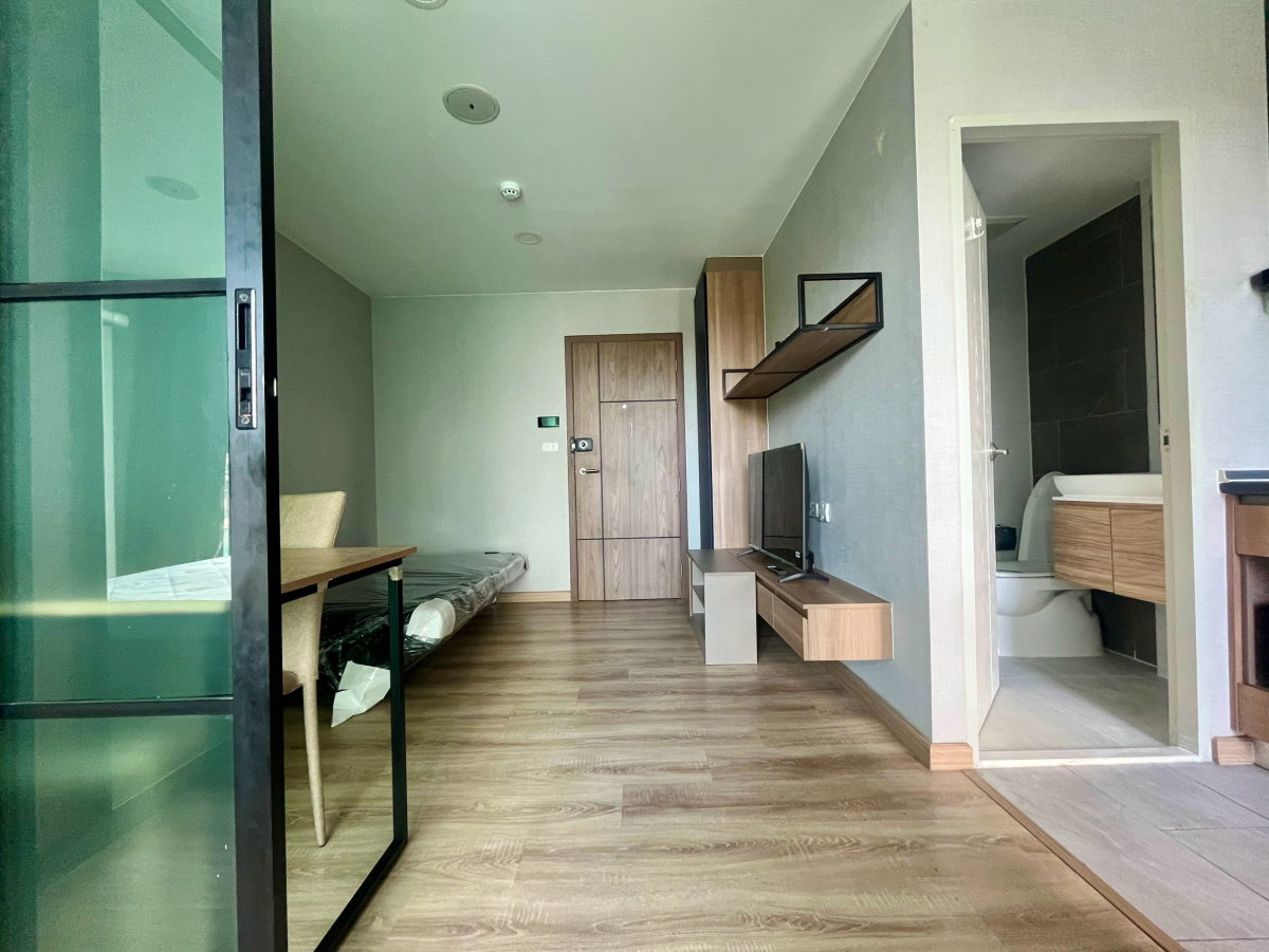 picture Spacious and stunning corner unit for rent at a great price! - 6/9