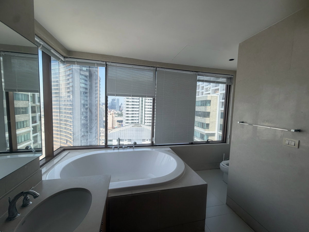 picture The Emporio Place sukhumvit 24 for Rent - 8/20