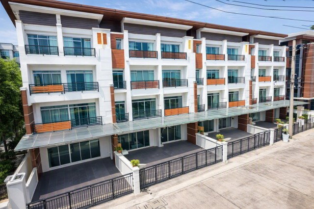 รูป 260910torakvlwn ให้เช่า ทาวน์เฮ้าส์ พาราไดซ์ พาร์ค 400 ม. ศรีนครินทร์ 42-48 ทาวน์โฮม 4 ชั้น 6น้ำ 5นอน จอดรถได้ 4คัน 28 ตร.วา. 450 ตร.ม. - รูปที่ 1/8