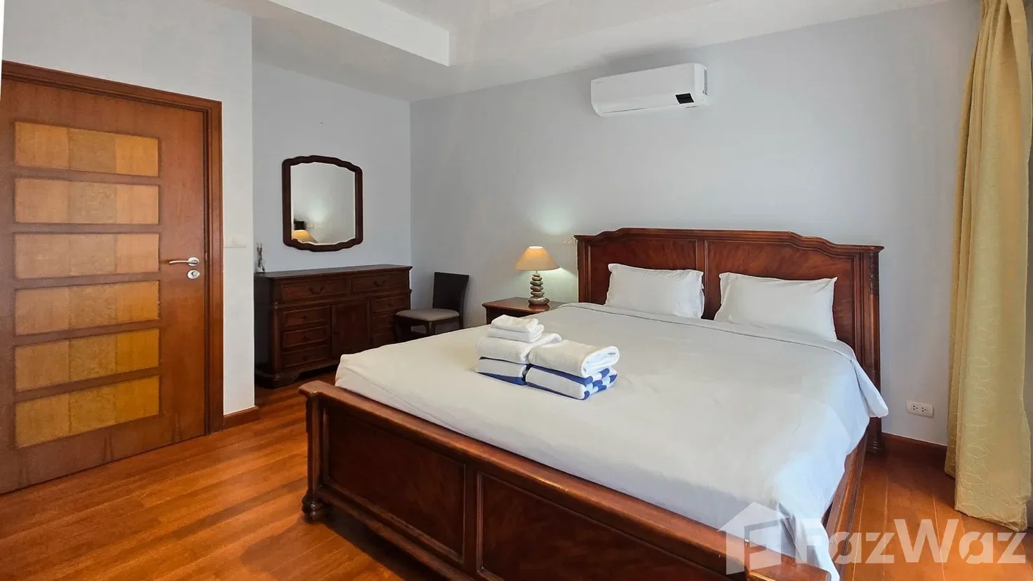 picture Spacious 5-Bedroom Villa on a Large Plot in Laguna 6763003 - 16/48