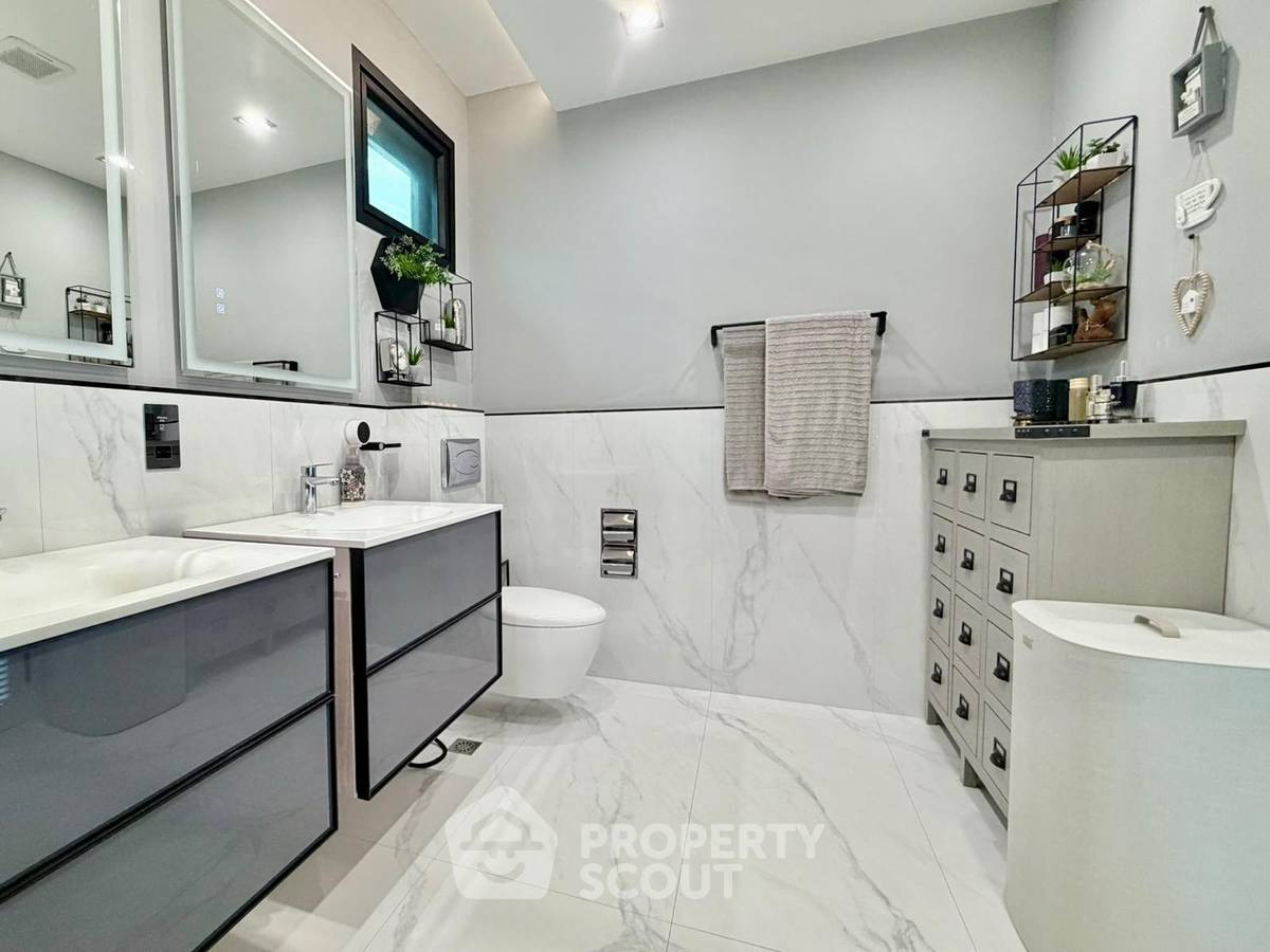 picture Spacious 4-BR 600 Sqm Villa In Phratamnak (ID 3295326) - 3/34