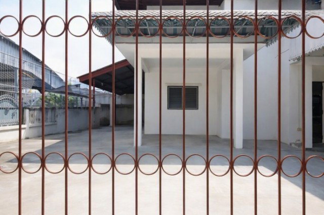 รูป เมืองนครปฐม ให้เช่าบ้านเดี่ยว 2 ชั้น 5 นอน ใกล้ม.ศิลปากร 1 กม. สำนักงานที่ดิน นครปฐม 850 ม.ลำพยา 2 น้ำที่ดิน 130 ตร.วา.โรงจอดรถมีหลังคา - รูปที่ 4/8