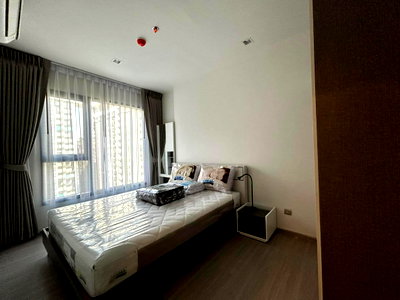 Condos for rent : PFD-09102 Condo for rent Life Asoke Hype : Warm-toned room with beautiful, eye-friendly lighting; ready for immediate move-in.