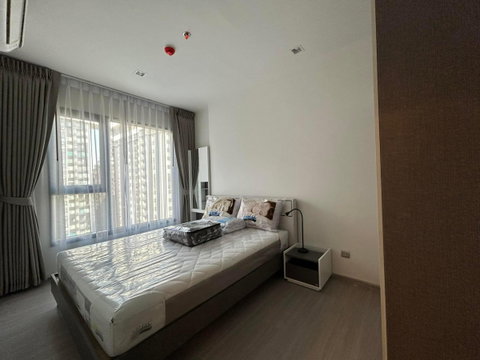 PFD-09102 Condo for rent Life Asoke Hype : Warm-toned room with beautiful, eye-friendly lighting; ready for immediate move-in.