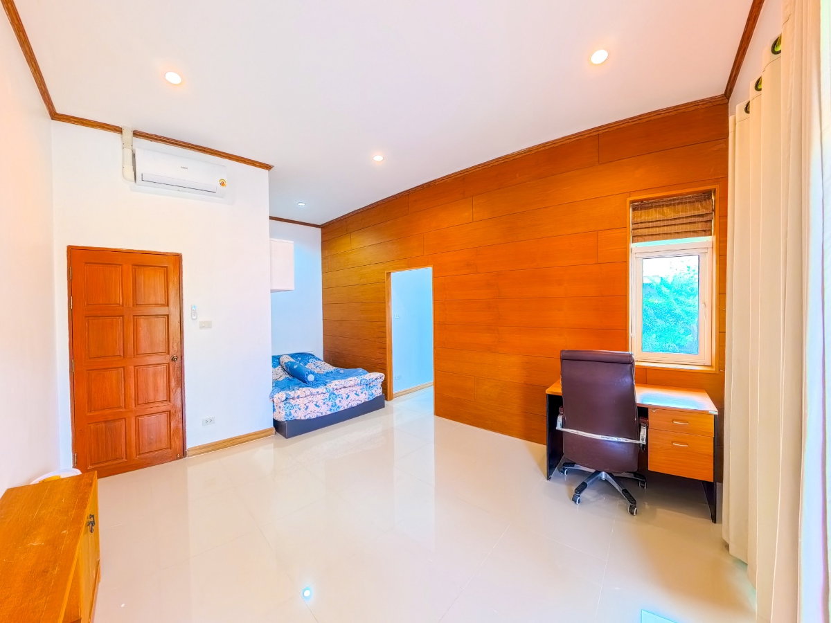 รูป บ้านพร้อมให้เช่าบ้านพูลวิลล่า 2 ชั้น อมรวิลเลจ  6ห้องนอน 4 ห้องน้ำ ห้องครัว ห้องโถงทั้งชั้นบนและชั้นล่าง กว้างขวาง  -แอร์ ทั้งหลัง 9 ตัว - รูปที่ 8/16