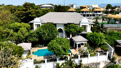 Houses for sale Chonburi : Luxury seaside homes in the Bang Saen-Ang Sila area experience a luxurious coastal lifestyle.