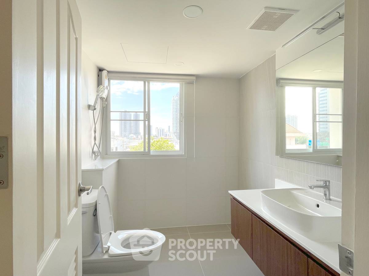 picture Spacious 1-BR 69 Sqm At The Executive Regent, Chong Nonsi (ID 3297543) - 8/15