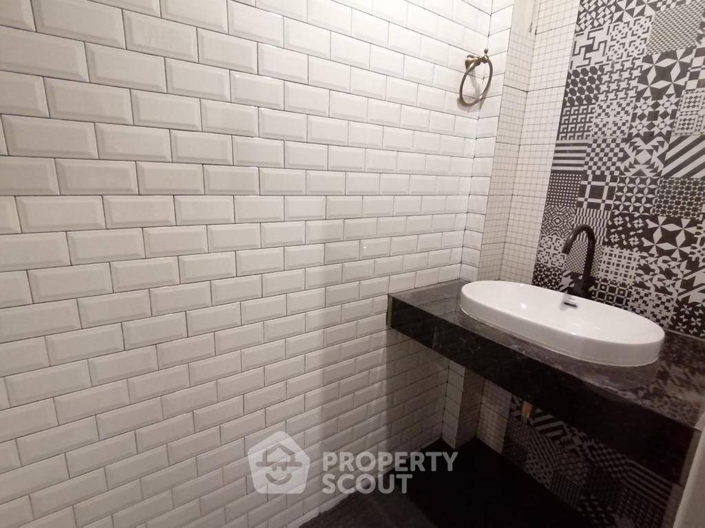 picture 4-BR House 256 Sqm Just 10m From BTS Ekkamai (ID 3298488) - 16/18