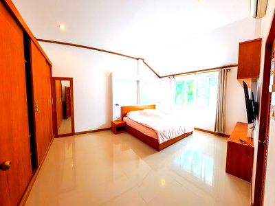 เช่าบ้านเดี่ยว ชลบุรี : บ้านพร้อมให้เช่าบ้านพูลวิลล่า 2 ชั้น อมรวิลเลจ  6ห้องนอน 4 ห้องน้ำ ห้องครัว ห้องโถงทั้งชั้นบนและชั้นล่าง กว้างขวาง  -แอร์ ทั้งหลัง 9 ตัว
