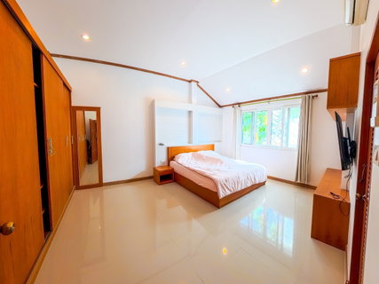 รูปภาพ บ้านพร้อมให้เช่าบ้านพูลวิลล่า 2 ชั้น อมรวิลเลจ  6ห้องนอน 4 ห้องน้ำ ห้องครัว ห้องโถงทั้งชั้นบนและชั้นล่าง กว้างขวาง  -แอร์ ทั้งหลัง 9 ตัว