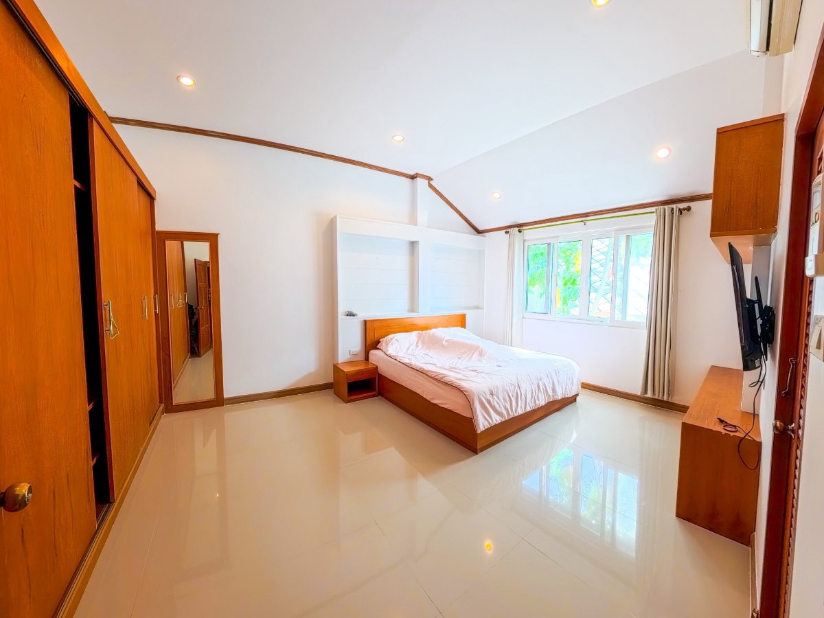 รูป บ้านพร้อมให้เช่าบ้านพูลวิลล่า 2 ชั้น อมรวิลเลจ  6ห้องนอน 4 ห้องน้ำ ห้องครัว ห้องโถงทั้งชั้นบนและชั้นล่าง กว้างขวาง  -แอร์ ทั้งหลัง 9 ตัว - รูปที่ 1/16