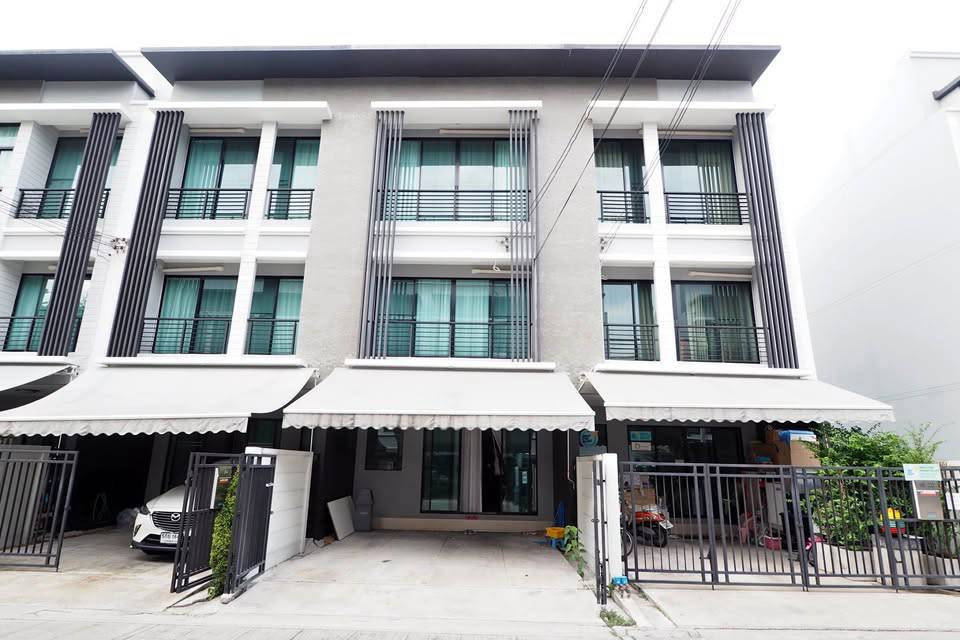 รูป R3153  ให้เช่าทาวน์โฮมหรู 3 ชั้น บ้านกลางเมืองพระราม 9-รามคำแหง (ว่างค่ะ) modern casual พร้อมอยู่ หรือทำโฮมออฟฟิศ - รูปที่ 1/9