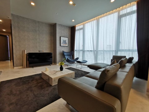 The Monument Thonglo 2 bedrooms High floor Special Price