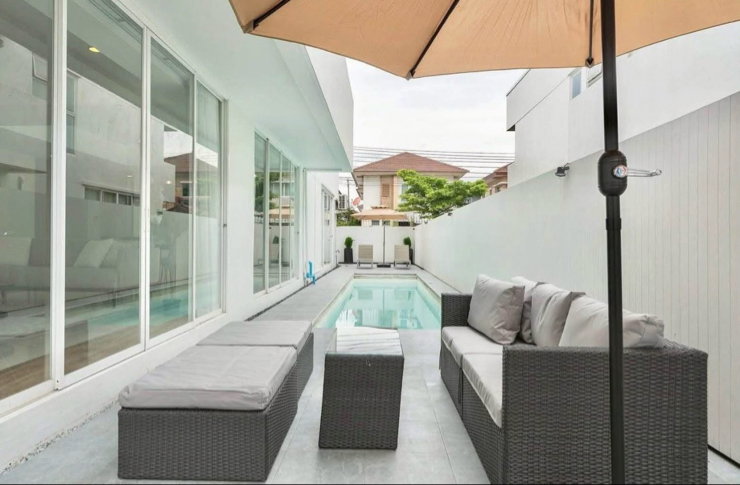 รูป 🔥ให้เช่า บ้านเดี่ยวพูลวิลล่า ราคา 80,000 บาท/เดือน สไตล์โมเดิร์น หมู่บ้านาCourtyard Villa พระราม 9 – วงแหวน เลียบขนานกรุงเทพกรีฑา–มอเตอร์เวย์  - รูปที่ 4/23