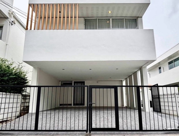 รูป 🔥ให้เช่า บ้านเดี่ยวพูลวิลล่า ราคา 80,000 บาท/เดือน สไตล์โมเดิร์น หมู่บ้านาCourtyard Villa พระราม 9 – วงแหวน เลียบขนานกรุงเทพกรีฑา–มอเตอร์เวย์  - รูปที่ 2/23