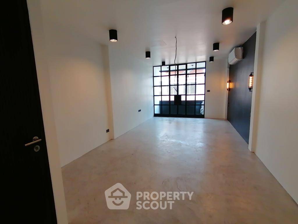 picture 4-BR House 256 Sqm Just 10m From BTS Ekkamai (ID 3298488) - 4/18