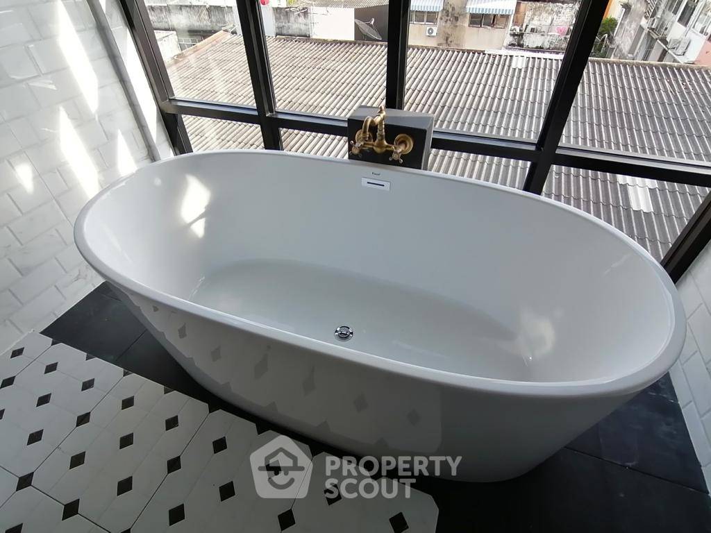 picture 4-BR House 256 Sqm Just 10m From BTS Ekkamai (ID 3298488) - 12/18