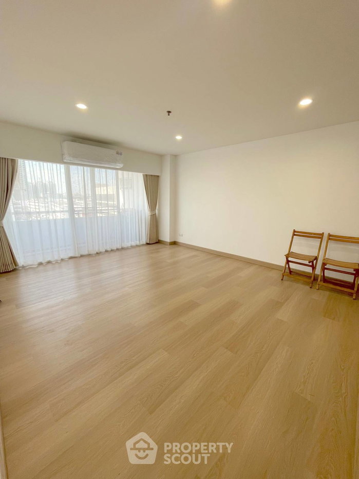 picture Spacious 1-BR 69 Sqm At The Executive Regent, Chong Nonsi (ID 3297543) - 1/15