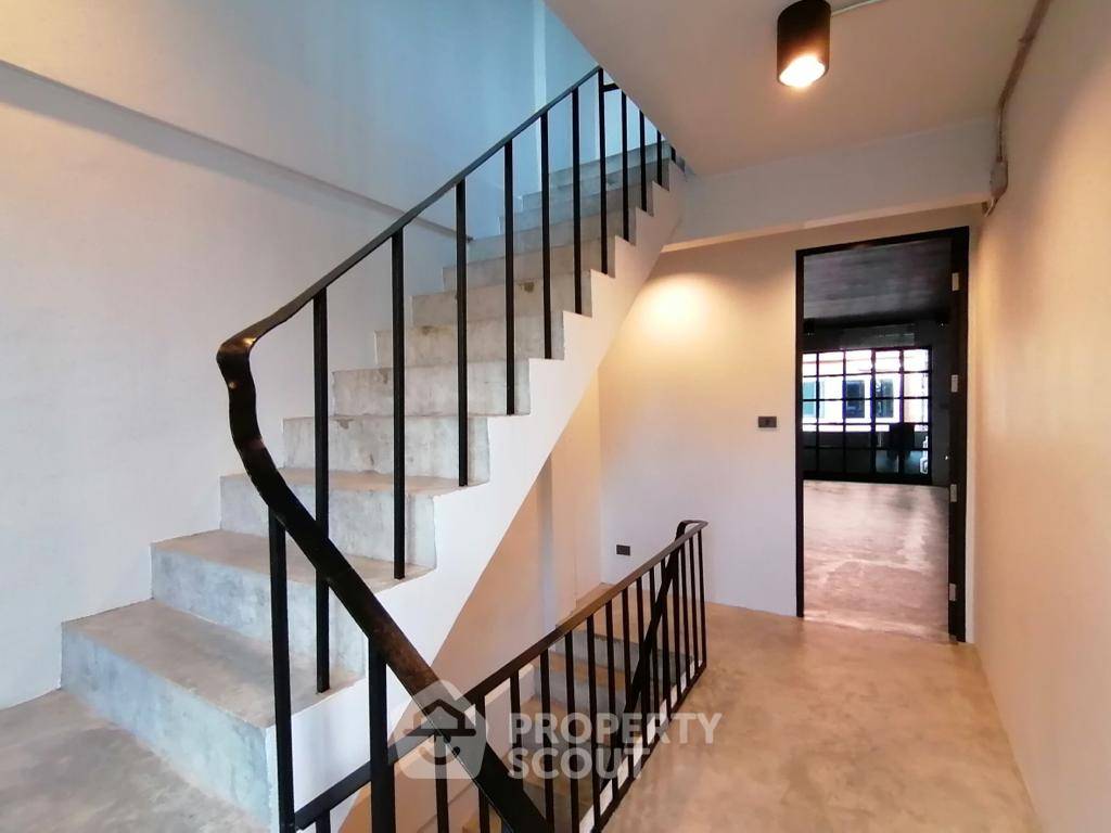 picture 4-BR House 256 Sqm Just 10m From BTS Ekkamai (ID 3298488) - 10/18