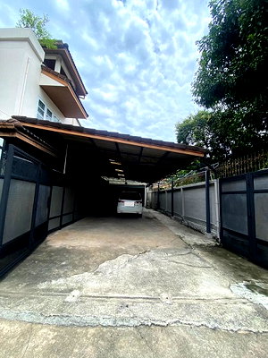 โรงงานให้เช่า : ให้เช่าโกดัง พร้อมสำนักงาน 2 ชั้น ซอยลาดพร้าว 35 พื้นที่รวม 300 ตารางเมตร เหมาะเป็นสำนักงานและพื้นที่เก็บสินค้า หรือ ขายของออนไลน์ แพ็กของ