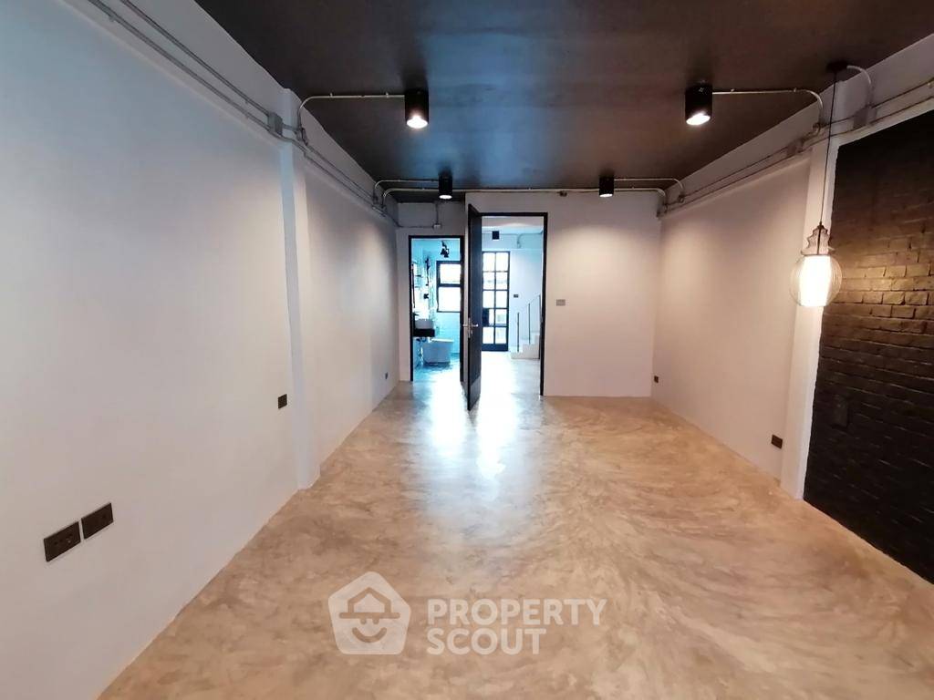picture 4-BR House 256 Sqm Just 10m From BTS Ekkamai (ID 3298488) - 2/18