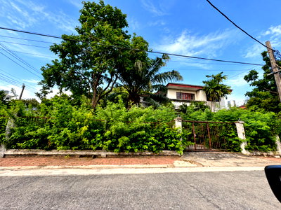 บ้านเดี่ยว วิทยาลัยพณิชยการบางนา : ขายบ้านเดี่ยว 2 ชั้น หมู่บ้านลดาวัลย์ ศรีนครินทร์ บ้านมุมนอก แปลงใหญ่ 248 ตร.วา | ทำเลติดถนน | เหมาะสำหรับรีโนเวท