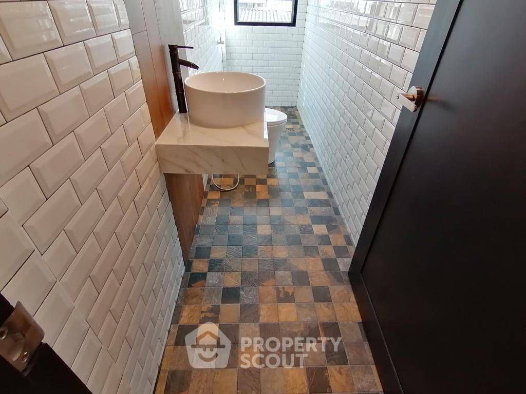 picture 4-BR House 256 Sqm Just 10m From BTS Ekkamai (ID 3298488) - 8/18