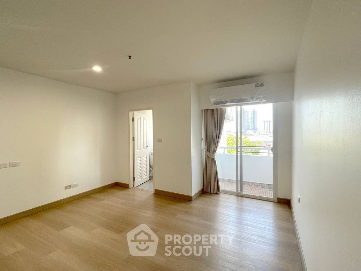 picture Spacious 1-BR 69 Sqm At The Executive Regent, Chong Nonsi (ID 3297543) - 2/15
