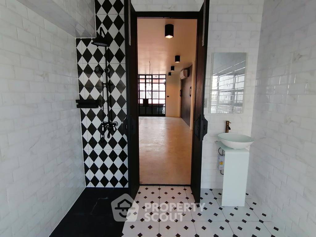 picture 4-BR House 256 Sqm Just 10m From BTS Ekkamai (ID 3298488) - 6/18