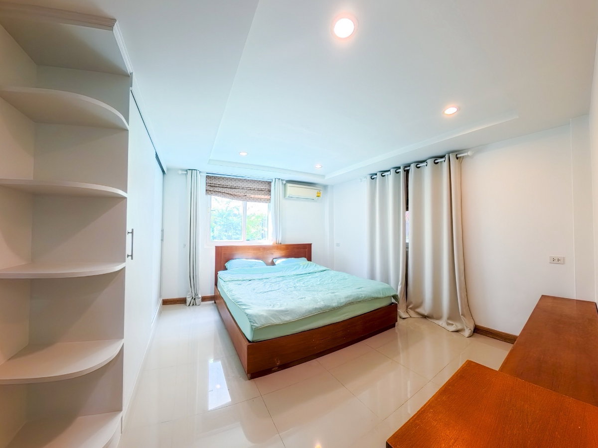 รูป บ้านพร้อมให้เช่าบ้านพูลวิลล่า 2 ชั้น อมรวิลเลจ  6ห้องนอน 4 ห้องน้ำ ห้องครัว ห้องโถงทั้งชั้นบนและชั้นล่าง กว้างขวาง  -แอร์ ทั้งหลัง 9 ตัว - รูปที่ 2/16