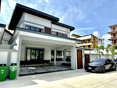 บ้านเดี่ยว ชลบุรี : ขายพูลวิลล่าหรูใหม่ ใจกลางเมืองพัทยา 4 ห้องนอน 5 ห้องน้ำ สระว่ายน้ำส่วนตัว 250 ตร.ม.