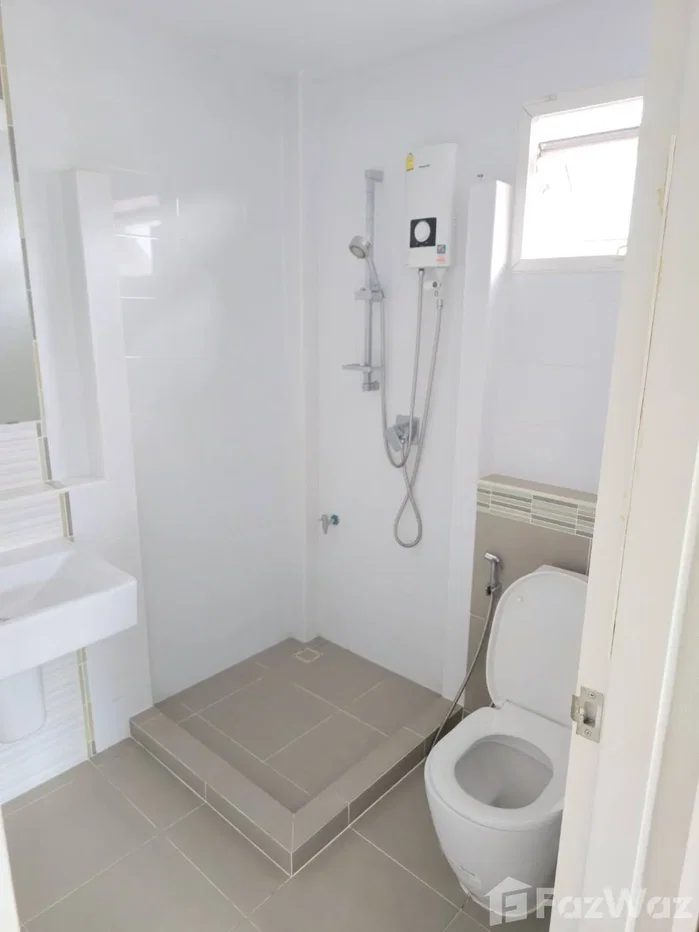 picture Modern corner Detached House With A Large Private Garden. 6558278 - 12/20