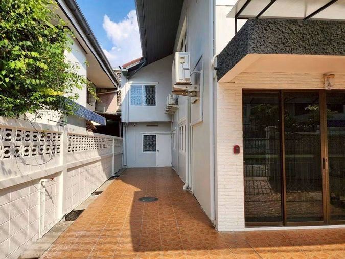 ให้เช่าบ้านเดี่ยว 6 ห้องนอน 480 ตร.ม. 90 ตร.ว. เขตห้วยขวาง