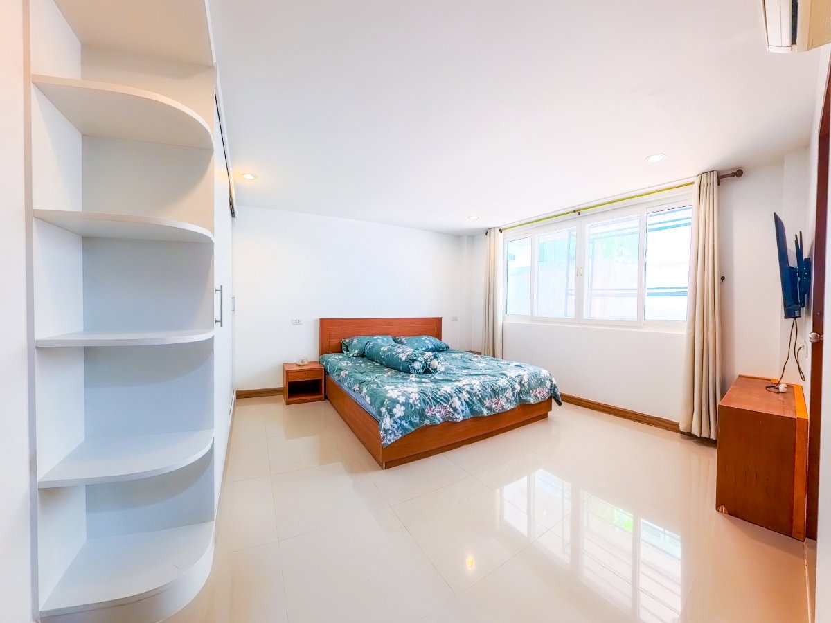 รูป บ้านพร้อมให้เช่าบ้านพูลวิลล่า 2 ชั้น อมรวิลเลจ  6ห้องนอน 4 ห้องน้ำ ห้องครัว ห้องโถงทั้งชั้นบนและชั้นล่าง กว้างขวาง  -แอร์ ทั้งหลัง 9 ตัว - รูปที่ 3/16