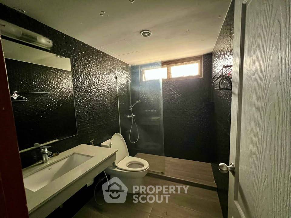 picture 305 Sqm 3-BR At Windsor Tower Condominium Near BTS Asoke (ID 3303128) - 12/16