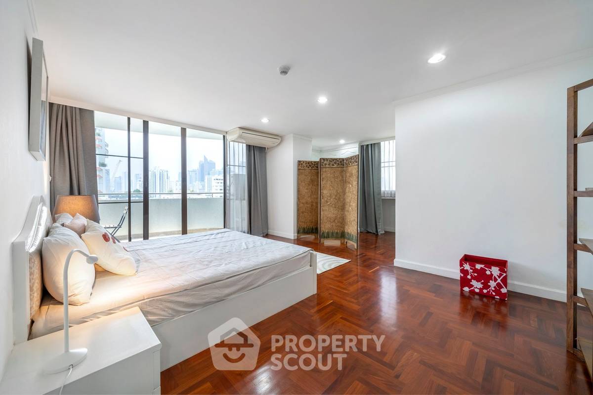 picture Spacious 2-BR 138 Sqm At Supalai Place Sukhumvit 39, BTS Phrom Phong (ID 995097) - 21/30
