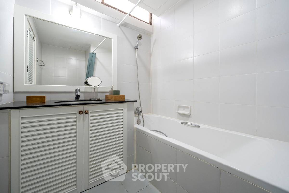 picture Spacious 2-BR 138 Sqm At Supalai Place Sukhumvit 39, BTS Phrom Phong (ID 995097) - 7/30