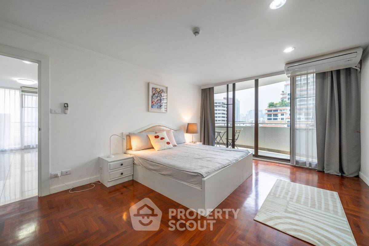 picture Spacious 2-BR 138 Sqm At Supalai Place Sukhumvit 39, BTS Phrom Phong (ID 995097) - 13/30