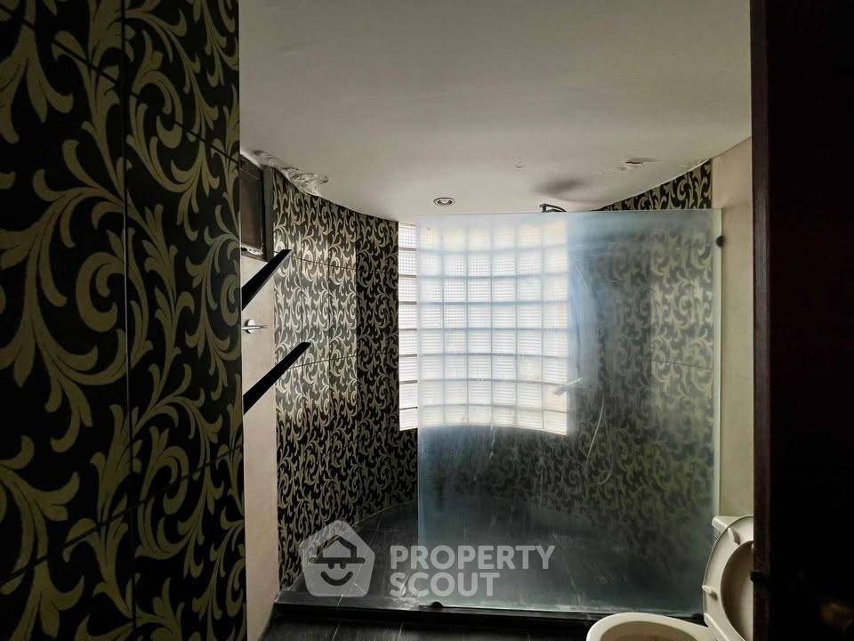 picture 305 Sqm 3-BR At Windsor Tower Condominium Near BTS Asoke (ID 3303128) - 7/16
