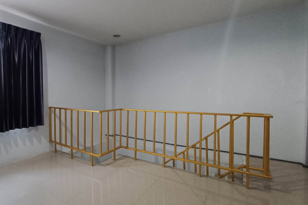 picture commercial building/townhome for sale on Phutthamonthon Sai 4; ready to move in, includes 4 air conditioners. - 10/13