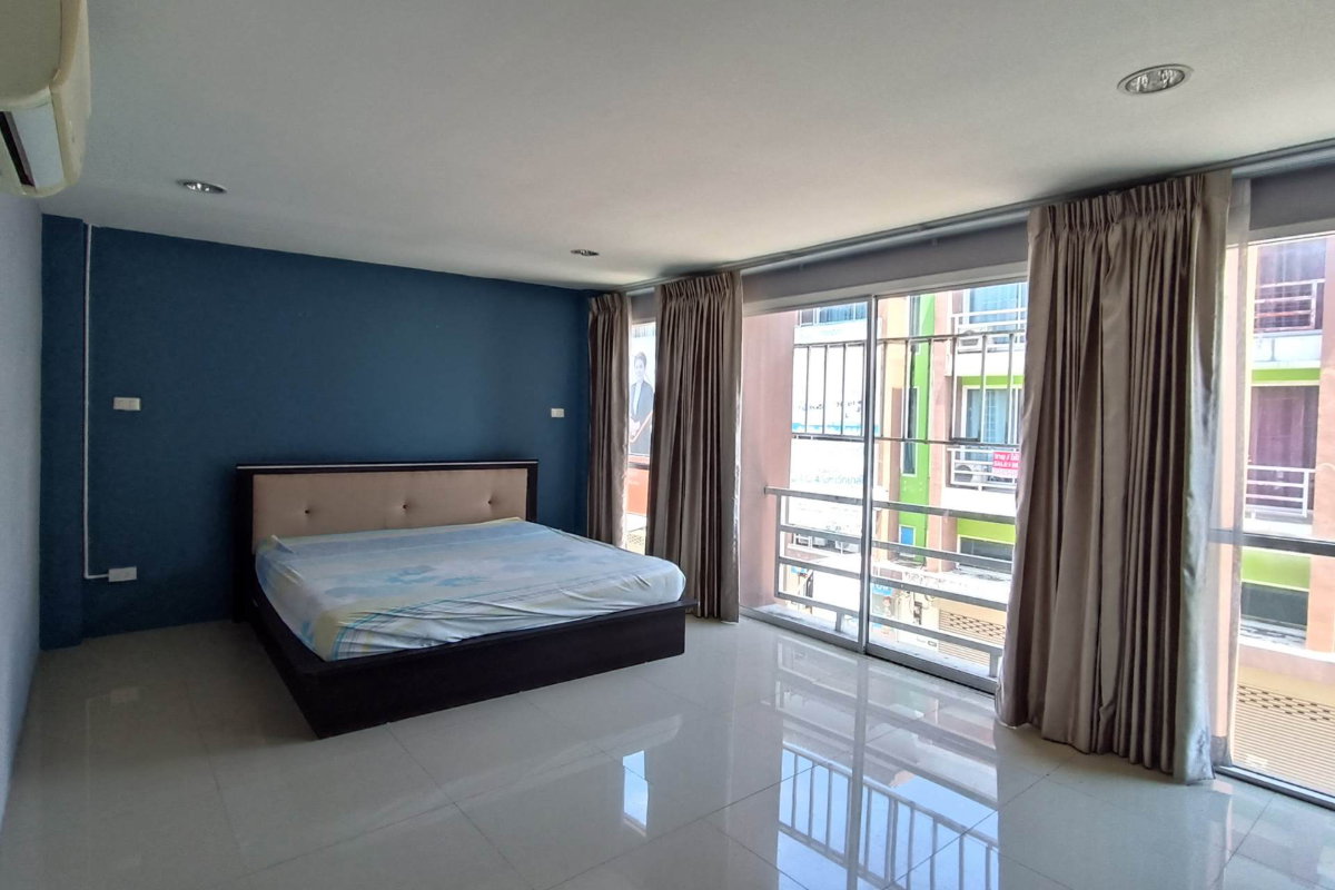 picture commercial building/townhome for sale on Phutthamonthon Sai 4; ready to move in, includes 4 air conditioners. - 8/13