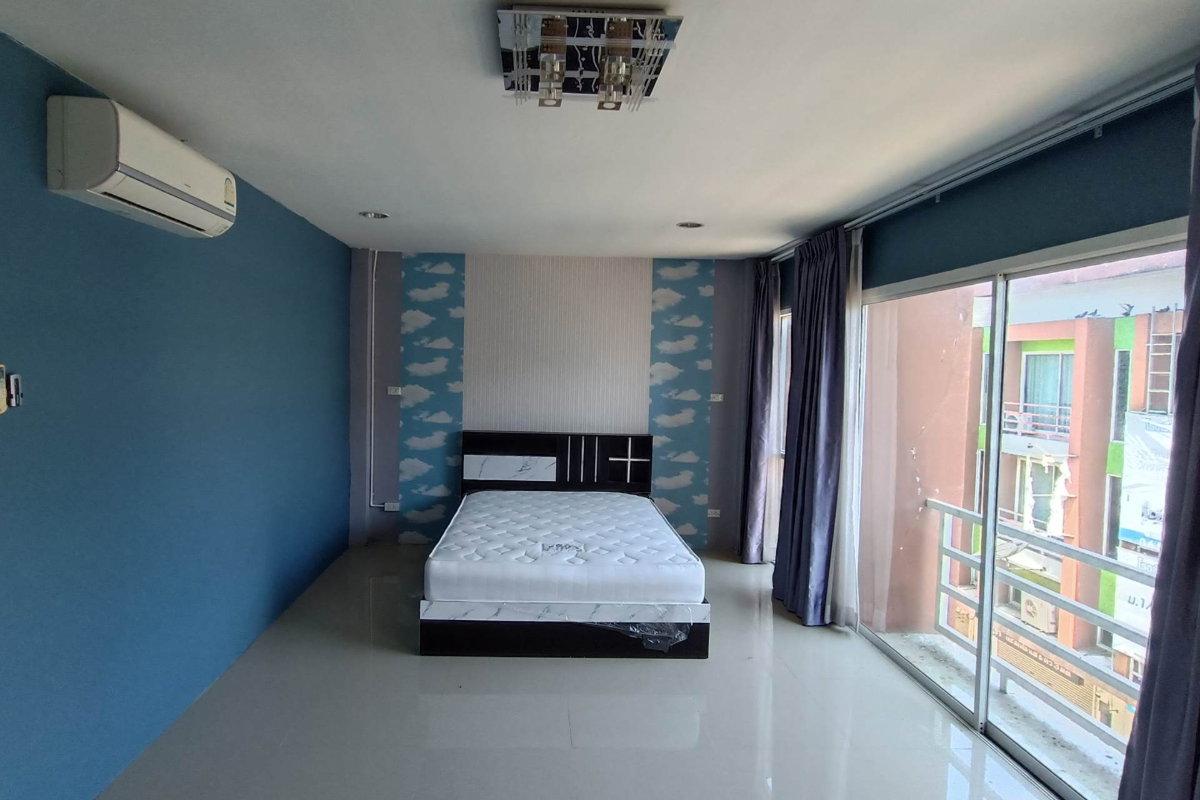 picture commercial building/townhome for sale on Phutthamonthon Sai 4; ready to move in, includes 4 air conditioners. - 11/13